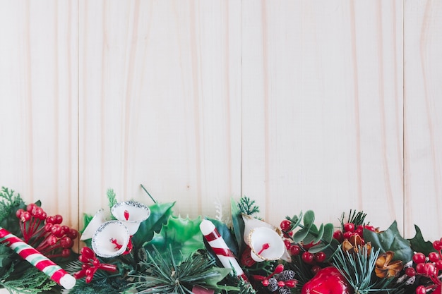 Foto weihnachtszusammensetzung von tannenbaumasten mit blumen