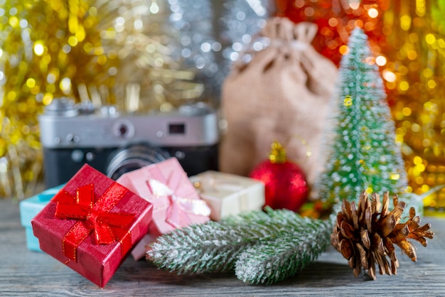 Weihnachtszusammensetzung. Weihnachtsgeschenk-Boxen. Feiertagsgrußkartenhintergrund.