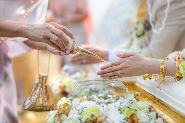 Foto weihwasser gießen zeremonie für braut und bräutigam thai hochzeit verlobung