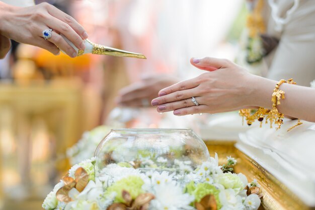 Weihwasser gießen Zeremonie für Braut und Bräutigam Thai Hochzeit Verlobung