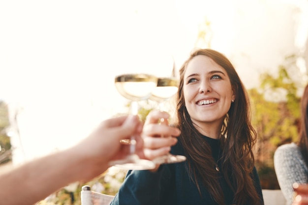 Wein glücklich und Frau Toast zur Feier auf einer Party mit Freunden im Restaurant im Freien im Urlaub Lächeln Prost und Mädchen trinken Champagner und genießen die schöne Zeit im Sommer im Urlaub in Berlin