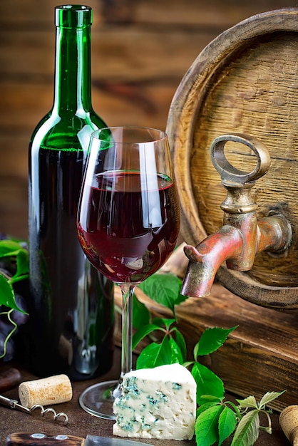 Wein in einem Glas mit einer Flasche