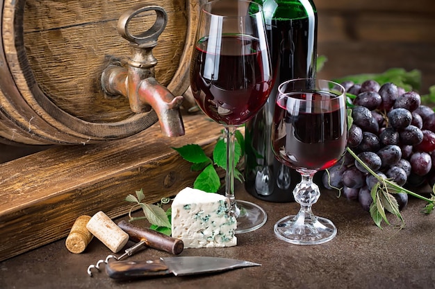 Wein in einem Glas mit einer Flasche