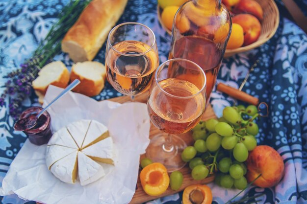 Wein in einem Lavendelfeld Selektiver Fokus Essen