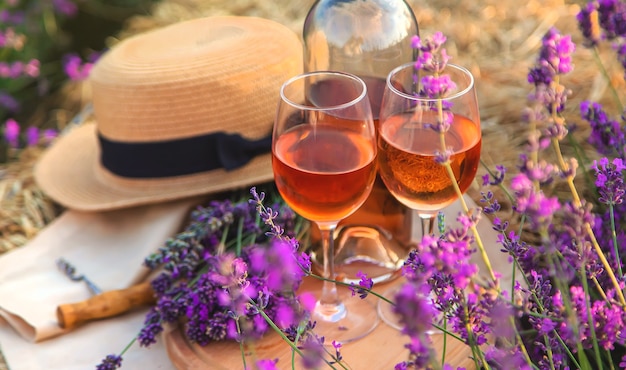 Wein in Gläsern. Picknick im Lavendelfeld. Selektiver Fokus. Natur.