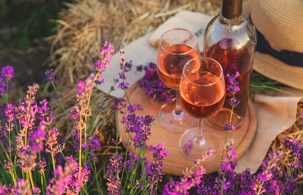 Wein in Gläsern. Picknick im Lavendelfeld. Selektiver Fokus. Natur.