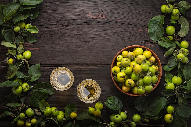 Wein oder Apfelwein von Wildäpfeln. Rahmen für Design. Kreative Projekte