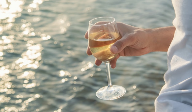 Wein trinken am Meer