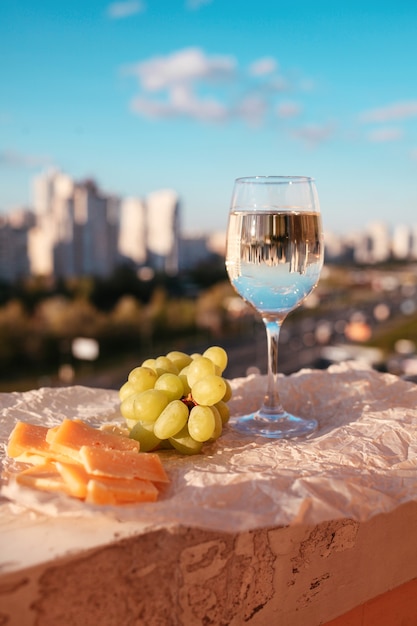 Wein trinken bei guter Aussicht