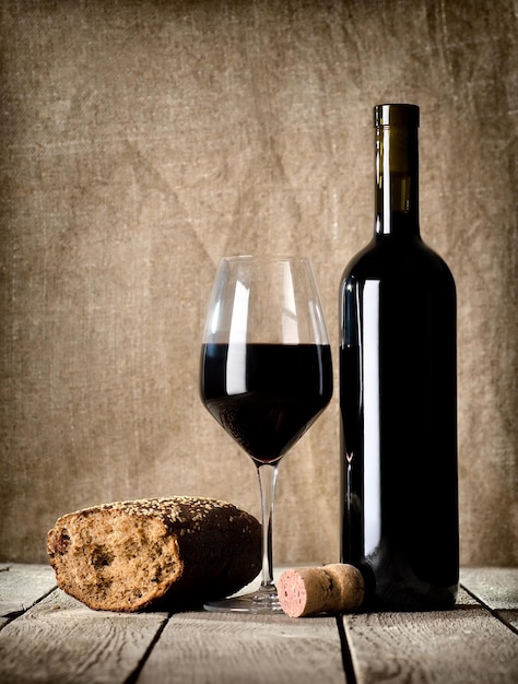 Wein und Brot auf dem Holztisch