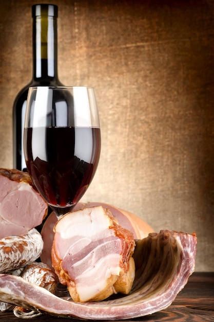 Wein und Fleisch auf einer alten Leinwand