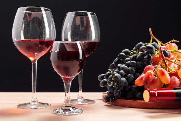 Wein und Trauben auf dem Tisch
