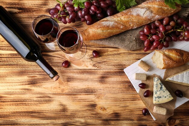 Weinbaguette und Käse auf Holzgrund
