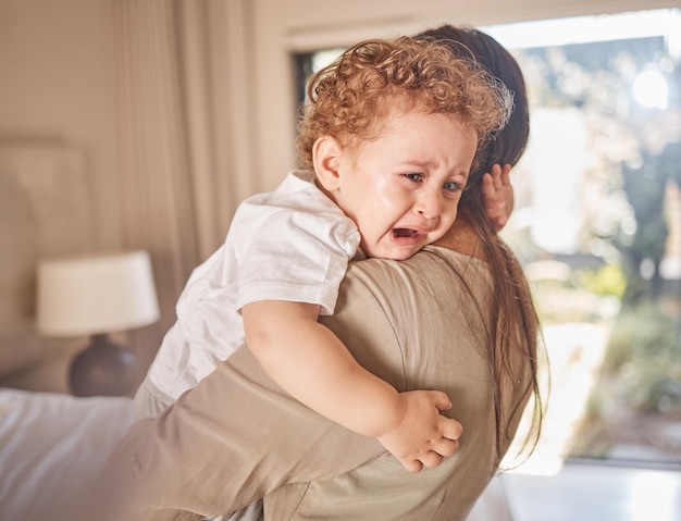 Foto weinen traurig und tränen des babys mit mutter für komfort, sicherheit und aufmerksamkeit, während sie hungrig verärgert oder müde in einem familienheim sind