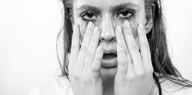 Weinende Frau mit Make-up schlechte Emotionen emotionales Konzept hartes Leben