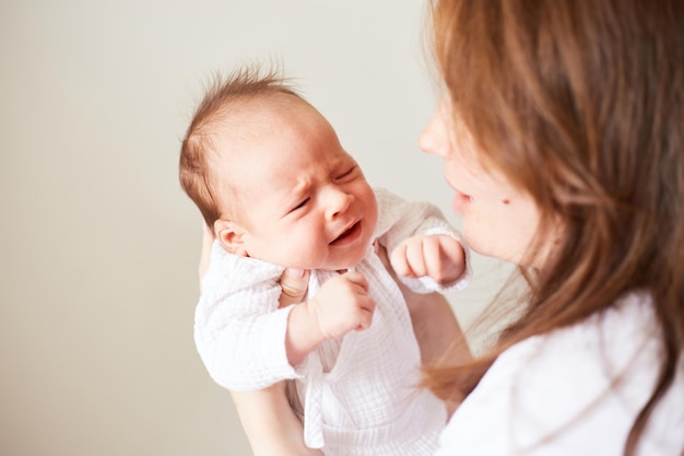 Weinendes neugeborenes einen Monat altes Baby Weinendes Baby