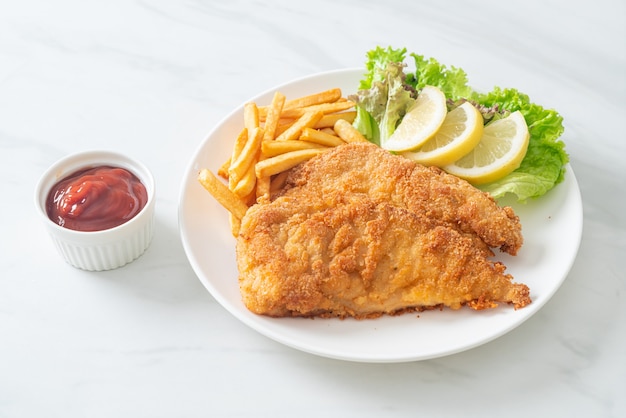 Weiner Schnitzel empanado casero con papas fritas - Pollo frito con papas fritas - Estilo de comida europea