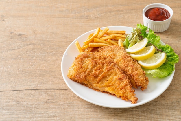 Weiner Schnitzel empanado casero con papas fritas - Pollo frito con papas fritas - Estilo de comida europea