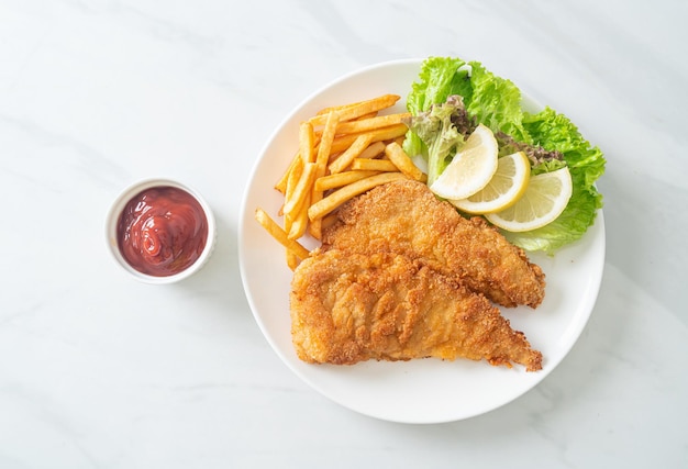 Weiner Schnitzel empanado casero con papas fritas - Pollo frito con papas fritas - Estilo de comida europea