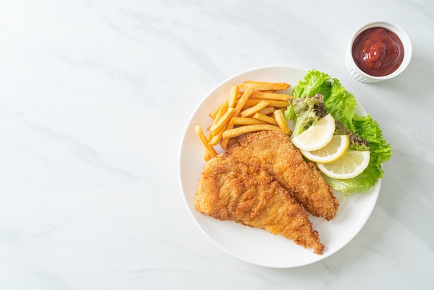 Weiner Schnitzel empanado casero con papas fritas - Pollo frito con papas fritas - Estilo de comida europea