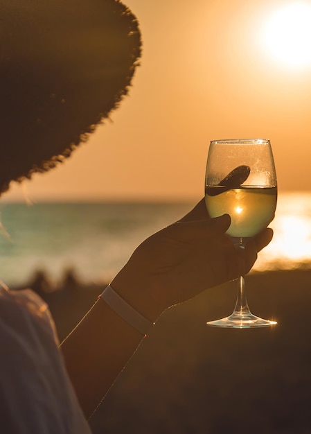 Weingläser bei Sonnenuntergang am Strand. Selektiver Fokus.