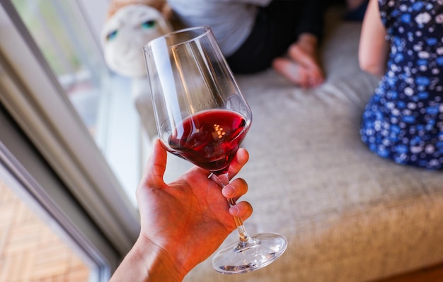 Weingläser ein Symbol des Feierns Freude und Raffinesse Wein repräsentiert den Reichtum des Lebens ple