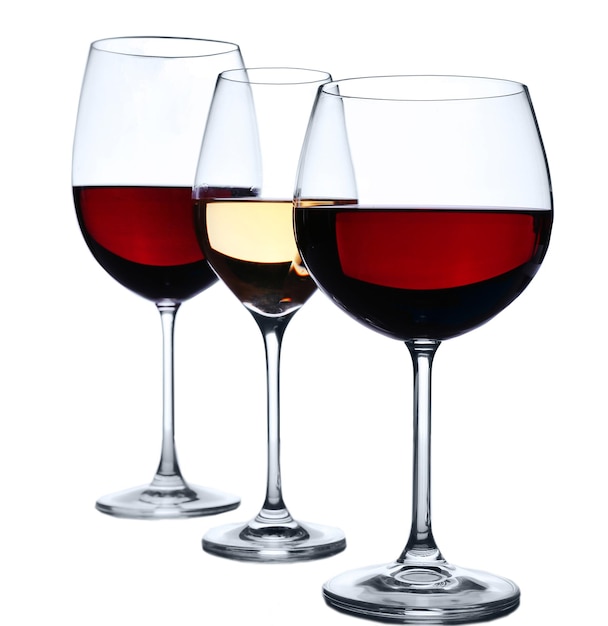 Weingläser mit Rot- und Weißwein, isoliert auf Weiß
