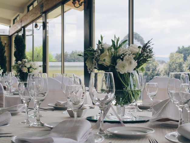 Weingläser und Teller auf dem Tisch bei der Hochzeit