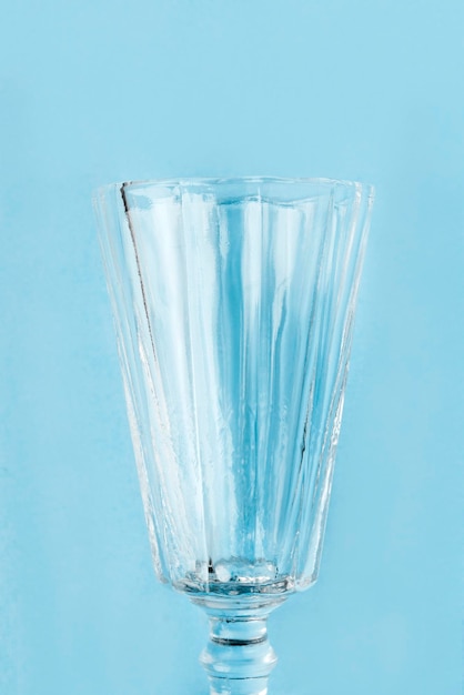 Weinglas auf blauem Hintergrund