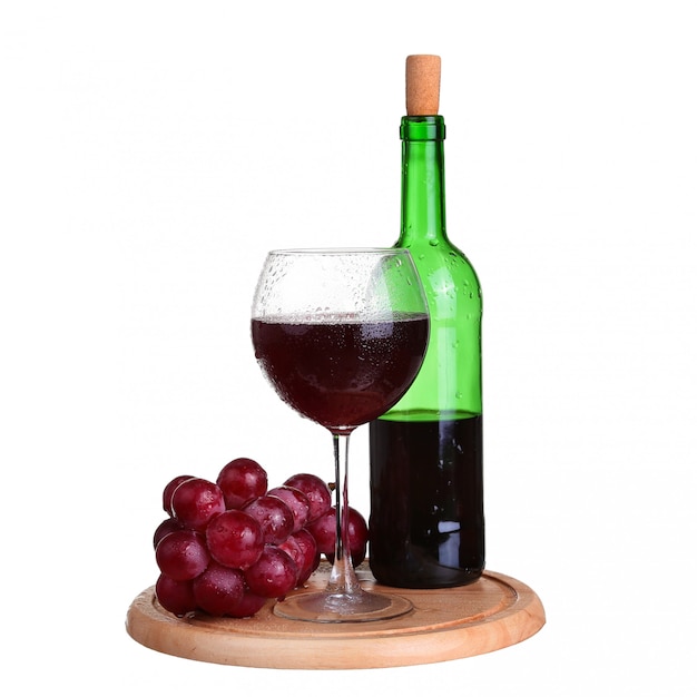 Weinglas mit Rotwein, Flasche Wein und Trauben getrennt über weißem Hintergrund