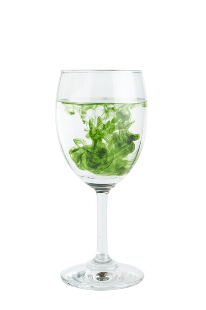 Weinglas mit Wasser und Tinte lokalisiert auf weißem Hintergrund