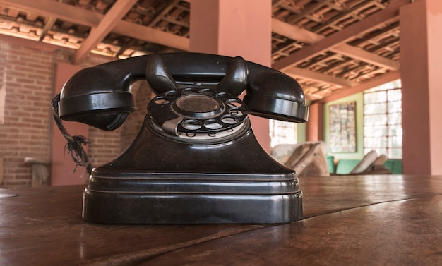 Weinlese - altes schwarzes Telefon Retro auf einem Holztisch