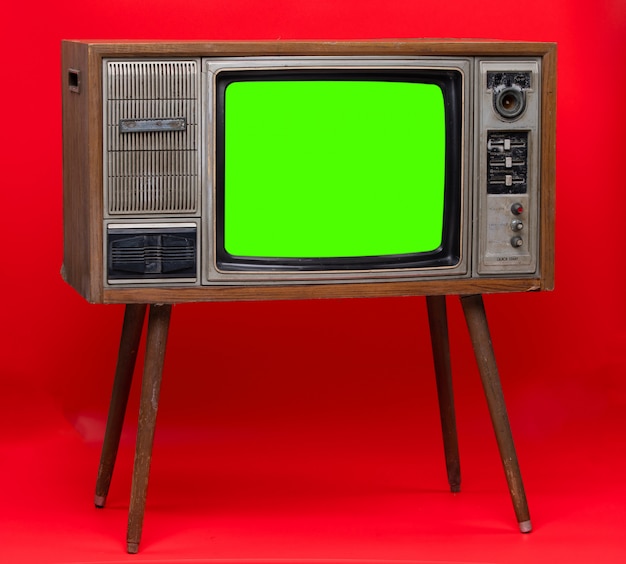 Weinlese Fernsehapparat: alter Retro- Fernseher getrennt auf rotem Hintergrund.