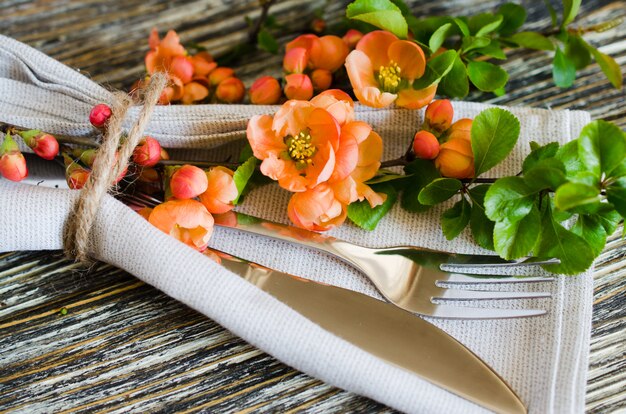 Weinlese-Tabelleneinstellung mit zarten Blumen auf rustikalem schäbigem Tisch.