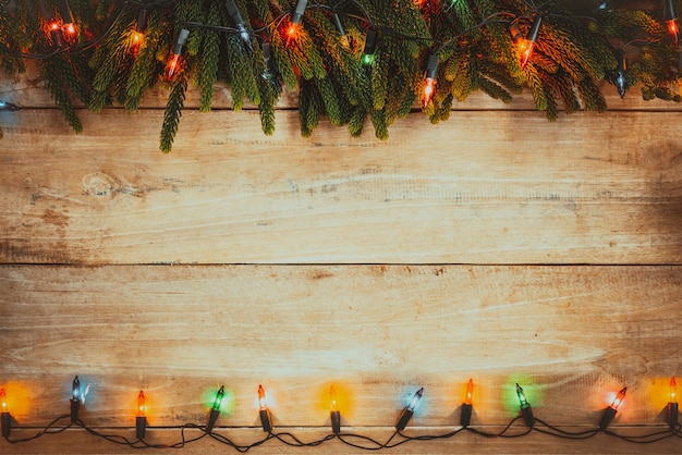 Weinlese-Weihnachtslicht-Blumenzwiebeldekoration auf alter hölzerner Planke.