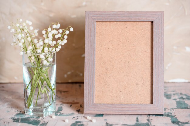 Weinleseeffekt auf Fotoblumenstrauß von Maiglöckchen und Raum simsen