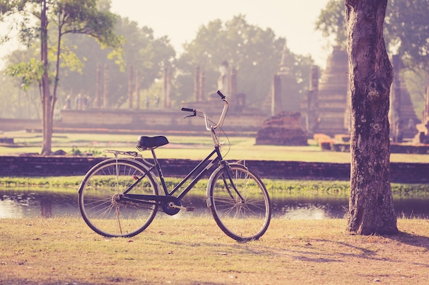 Weinlesefahrrad in historischem Park Sukhothai, Thailand