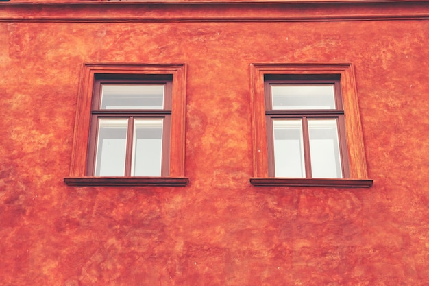 Weinlesefenster auf Farbzementwand kann für Hintergrund benutzt werden