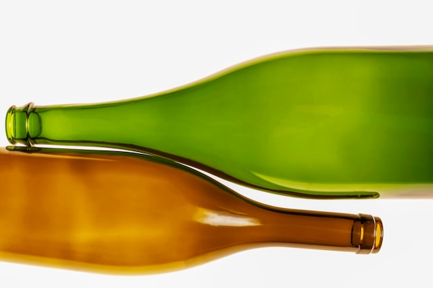 Weinleseflaschen der grünen und braunen Farben auf einem Weiß