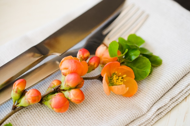 Weinlesegedeck mit empfindlichen Blumen