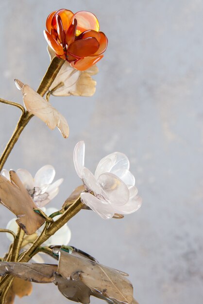 Weinleseglasblumen auf Beton.