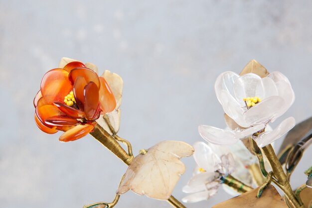 Weinleseglasblumen auf Beton.