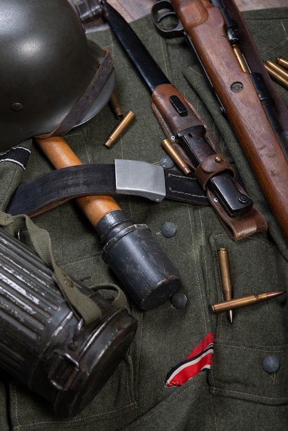 Weinlesehintergrund mit Feldausrüstung der deutschen Armee. ww2