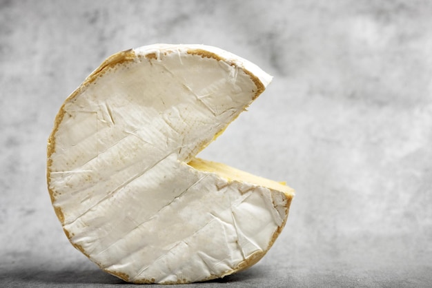 Weinöffner-Zubehör, Werkzeuge, Rosenflasche und Brie-Camembert-Käse, isolierter grauer Fliesenhintergrund