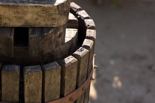 Weinpresse mit rotem Most und spiralförmiger Schnecke Traditionelle alte Technik der Weinherstellung Filtern der Traube