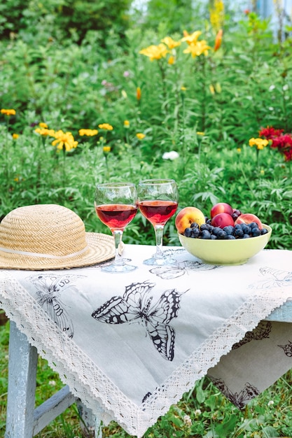 Weinstillleben im Garten