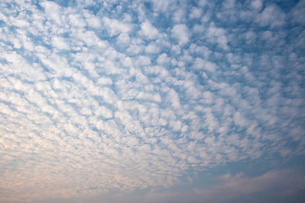 Weiß bewölkt mit einem blauen Himmel. Wellenwolken am Himmel. Flauschige Wolke.