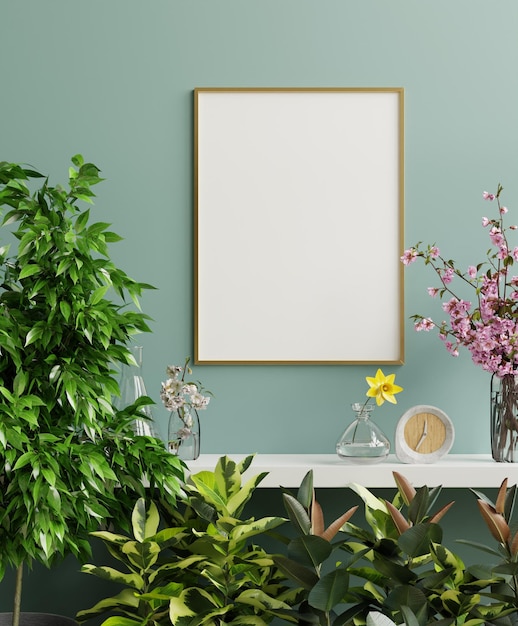 Weiß blühende Pflanzen an der Wand