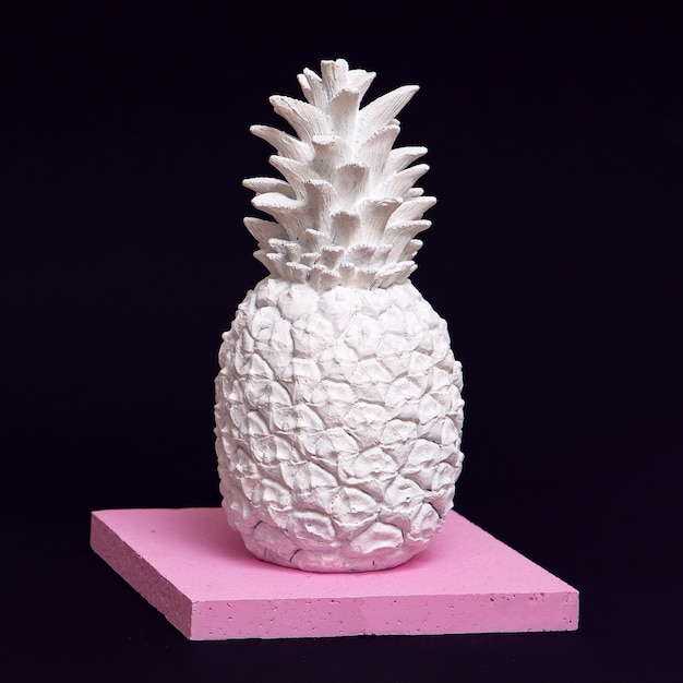 Foto weiß lackierte ananas im geometrieraum. minimale kreative kunst