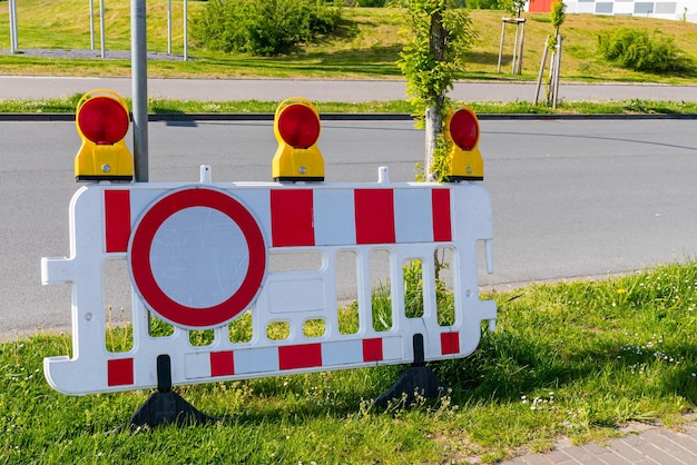 Weiß-rote Kunststoffschranke mit Stoppsignal